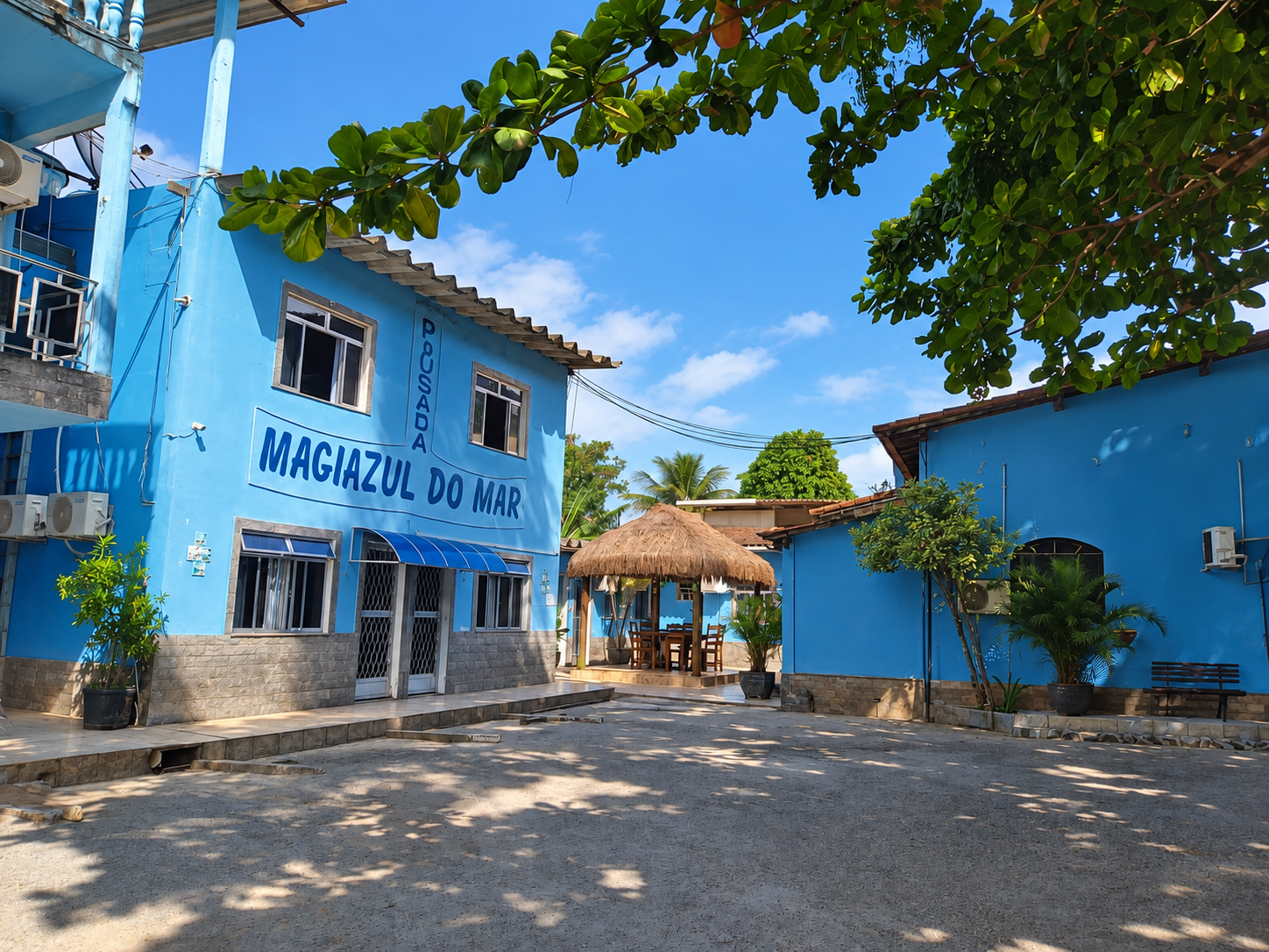 Fachada azul da Pousada Magiazul do Mar