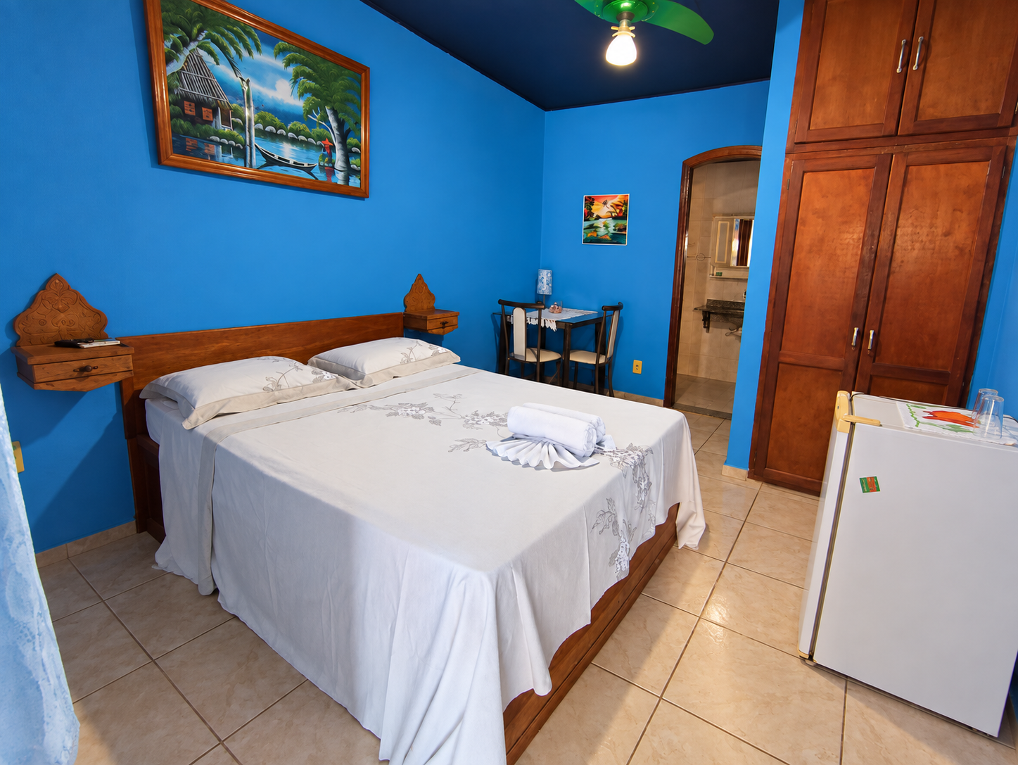 Quarto azul com cama de casal e ar-condicionado